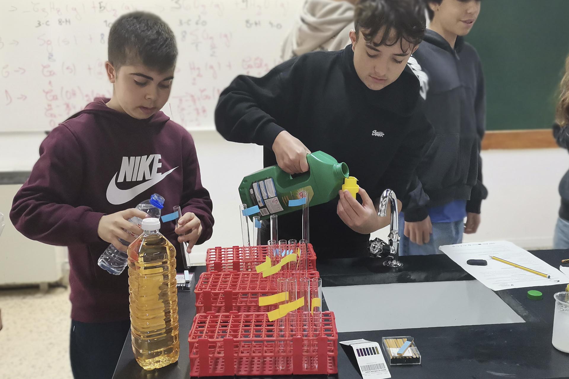 Ciência Viva no Laboratório: Alunos dos 8º Anos da E. B. 2,3 de Souselo exploram o Carácter Químico de Materiais Comuns