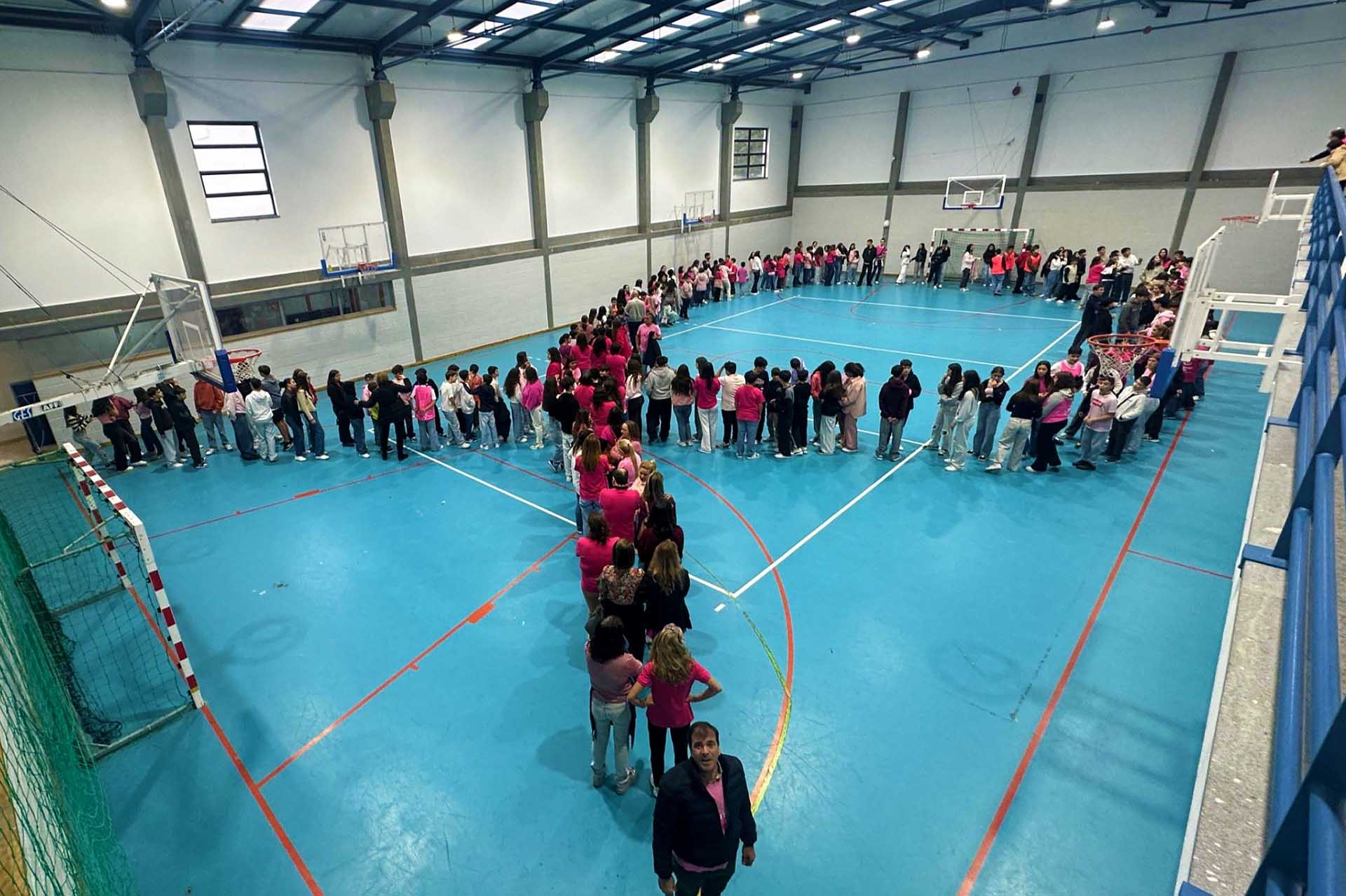 Escola EB 2,3 de Souselo une-se ao "Outubro Rosa" criando Laço Humano