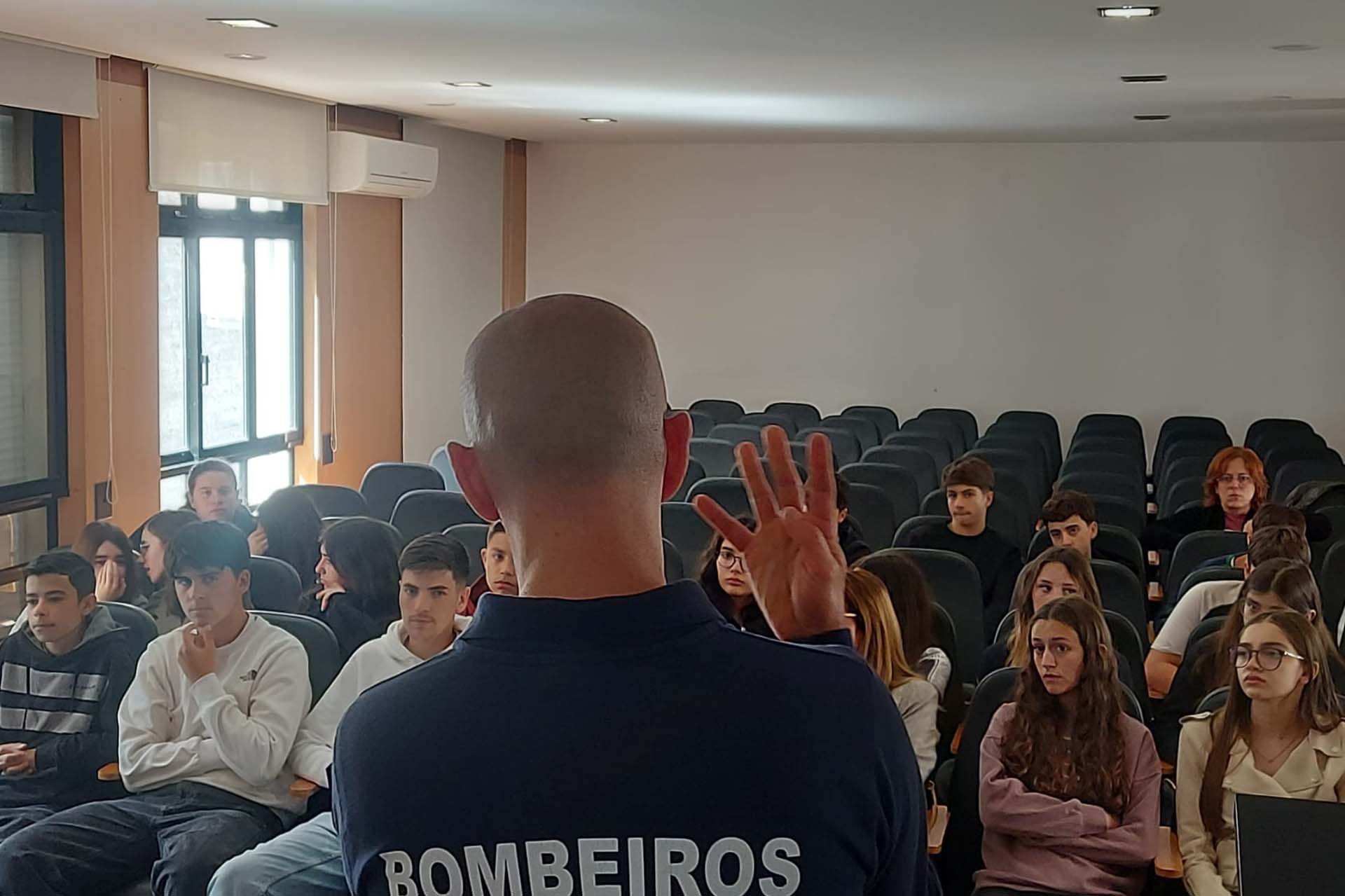 Alunos do 9.º Ano Aprendem a Salvar Vidas em Sessão de Suporte Básico de Vida